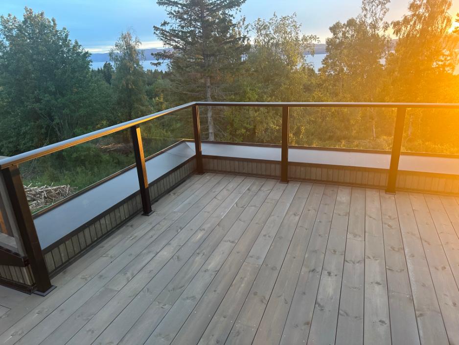 Glassrekkverk på takterrasse